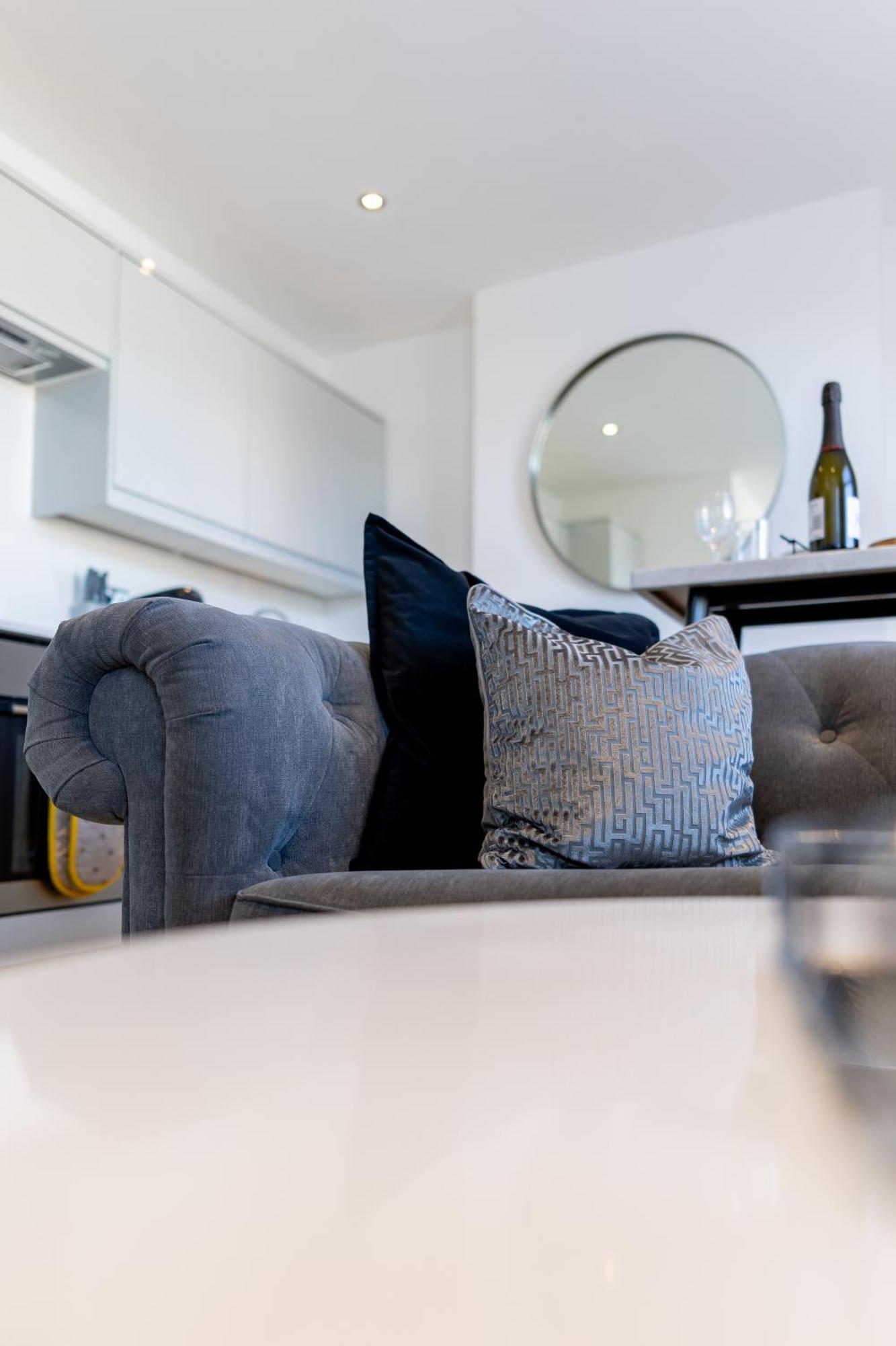 Boutique City Centre Apartments Cardiff Exterior photo